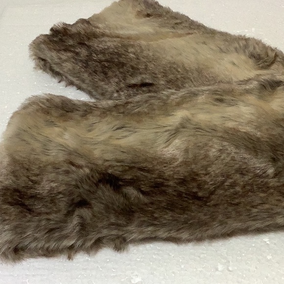 UPCOUNTRY BY DU MONDE BEAUTIFUL FAUX FUR INFINITY SCARF - Picture 5 of 9